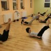 Pilates lábemelés karlebegtetéssel